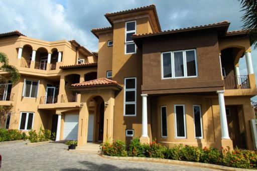 Luxury Penthouse Condo With Pool Kingston Exterior foto
